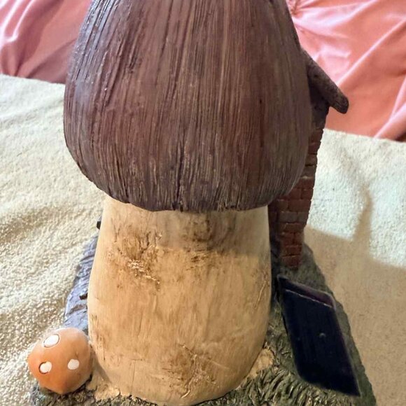 Small solar powered lighted lawn ornament - gnome house with mushroom and door - Picture 7 of 12